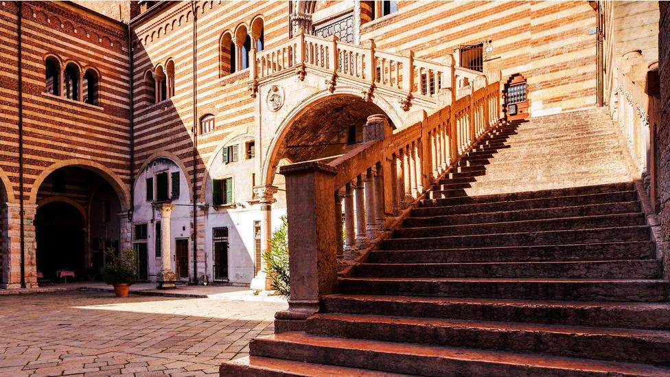 В Палаццо делла Раджоне находится потрясающая лестница, идеально подходящая для создания романтических и памятных фотографий (Фото: Julian Elliott Photography/Getty Images)