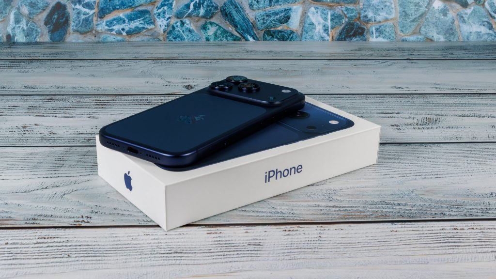 Особливості свіжої мобільної лінійки: порівняння iPhone 17 Pro та базової версії Айфон 17